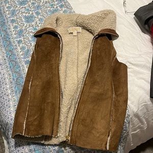 Sherpa suede sleeveless jacket